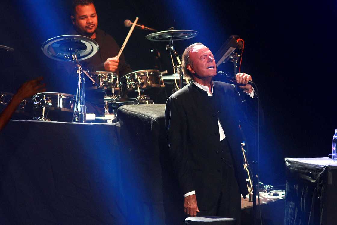 Julio Iglesias performing Julio Iglesias performing